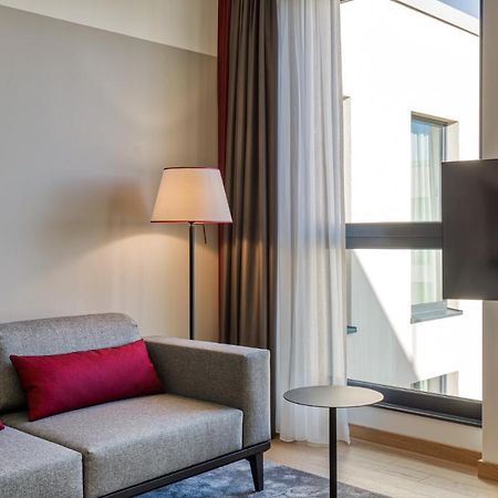 Intercityhotel Berlin Airport Ber Terminal 1 & 2 Schönefeld Extérieur photo The interior of a room at the hotel