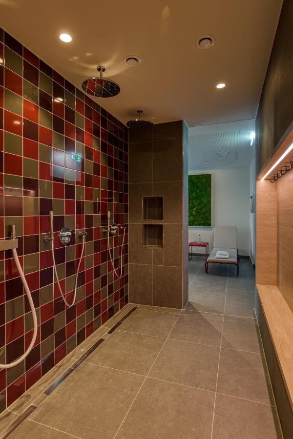 Intercityhotel Berlin Airport Ber Terminal 1 & 2 Schönefeld Extérieur photo Shower room