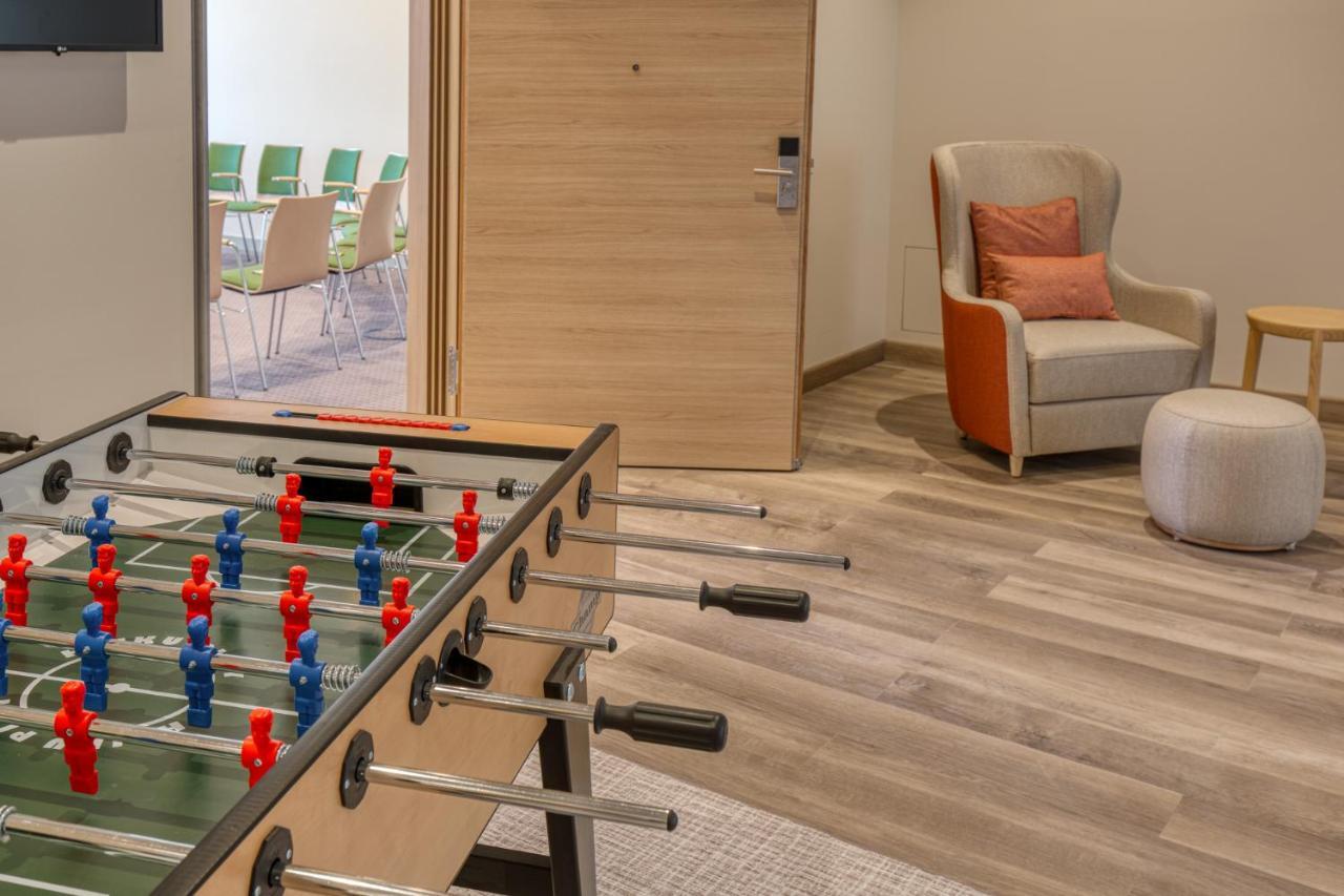 Intercityhotel Berlin Airport Ber Terminal 1 & 2 Schönefeld Extérieur photo The table football table in the room