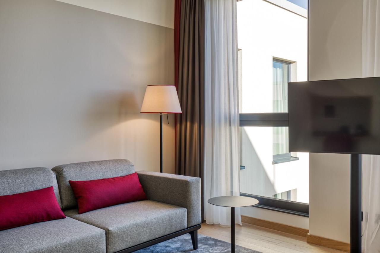 Intercityhotel Berlin Airport Ber Terminal 1 & 2 Schönefeld Extérieur photo The interior of a room at the hotel